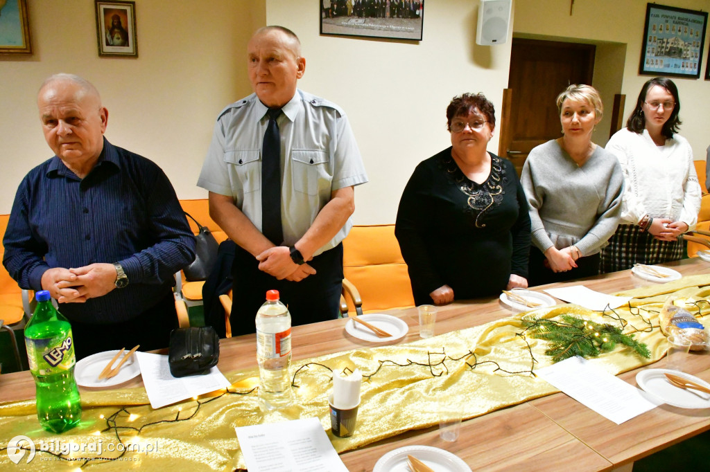 Członkowie SIRON-u połamali się opłatkiem. Były życzenia i kolędy