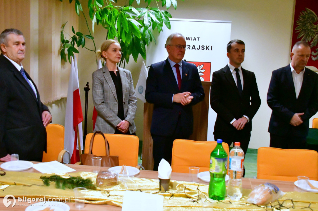 Członkowie SIRON-u połamali się opłatkiem. Były życzenia i kolędy