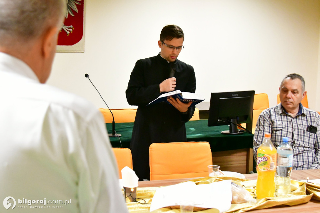 Członkowie SIRON-u połamali się opłatkiem. Były życzenia i kolędy