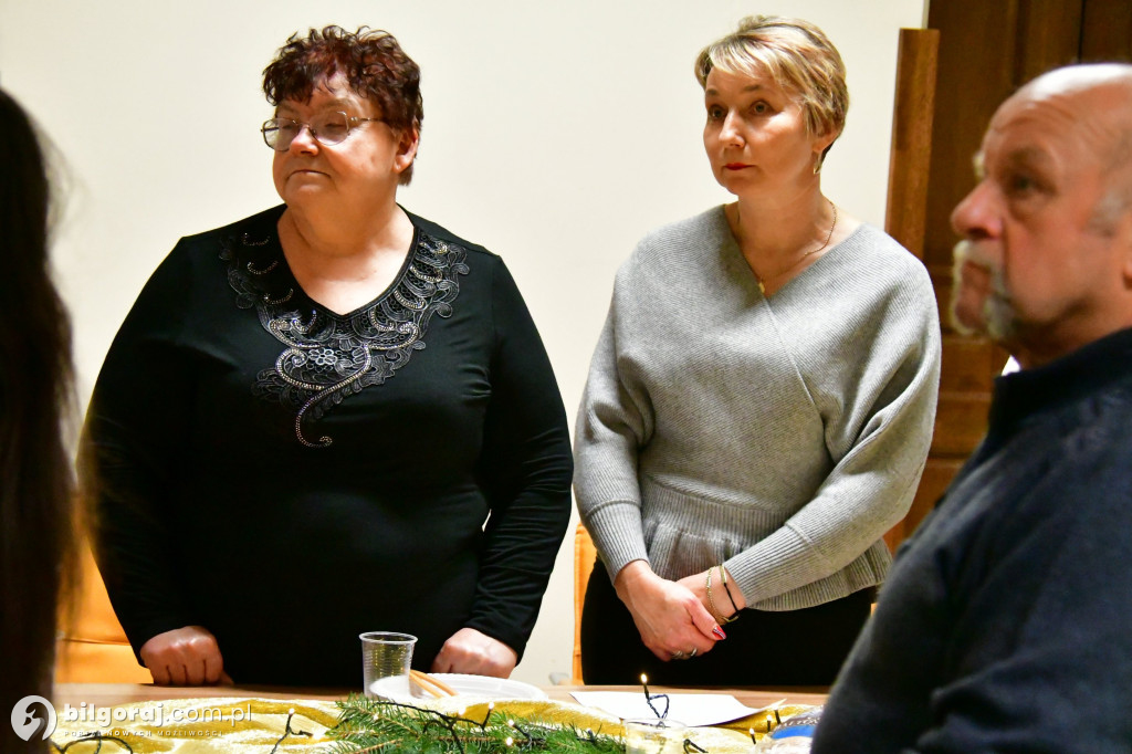 Członkowie SIRON-u połamali się opłatkiem. Były życzenia i kolędy