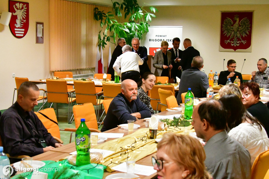 Członkowie SIRON-u połamali się opłatkiem. Były życzenia i kolędy