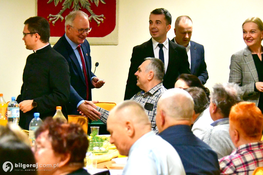 Członkowie SIRON-u połamali się opłatkiem. Były życzenia i kolędy