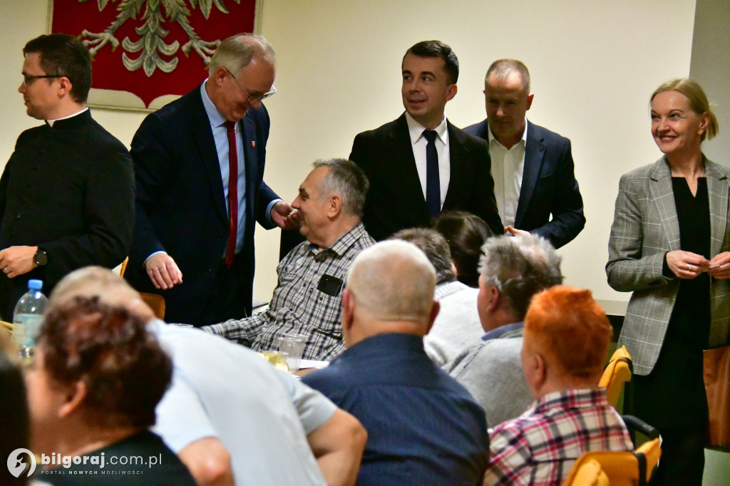 Członkowie SIRON-u połamali się opłatkiem. Były życzenia i kolędy