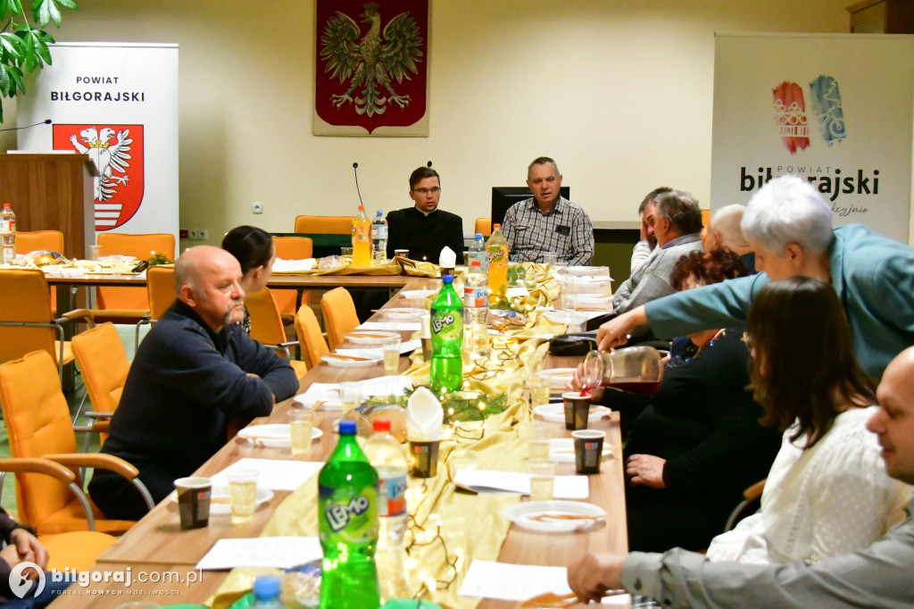 Członkowie SIRON-u połamali się opłatkiem. Były życzenia i kolędy