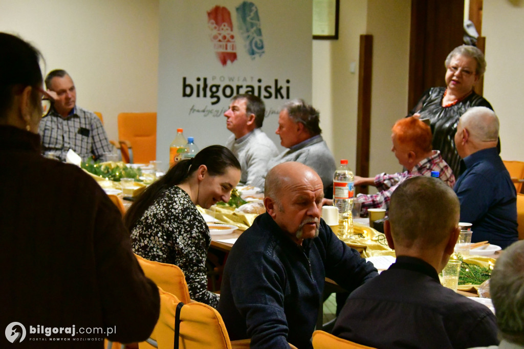 Członkowie SIRON-u połamali się opłatkiem. Były życzenia i kolędy