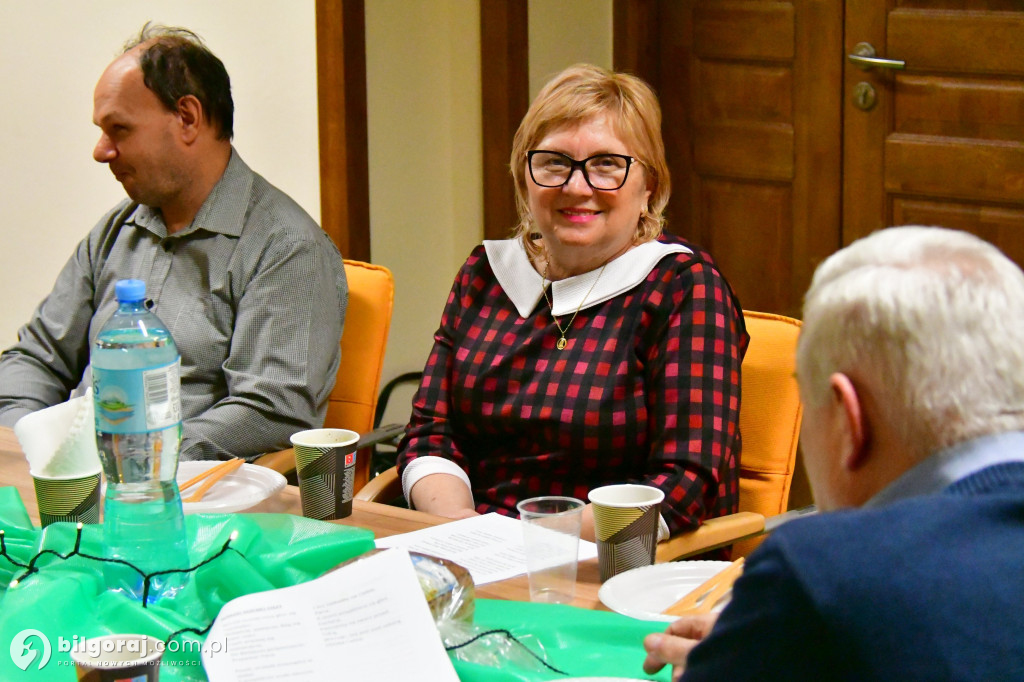 Członkowie SIRON-u połamali się opłatkiem. Były życzenia i kolędy