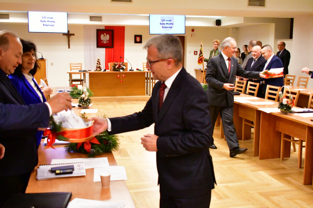 Burmistrz i przewodniczący Rady z opłatkiem