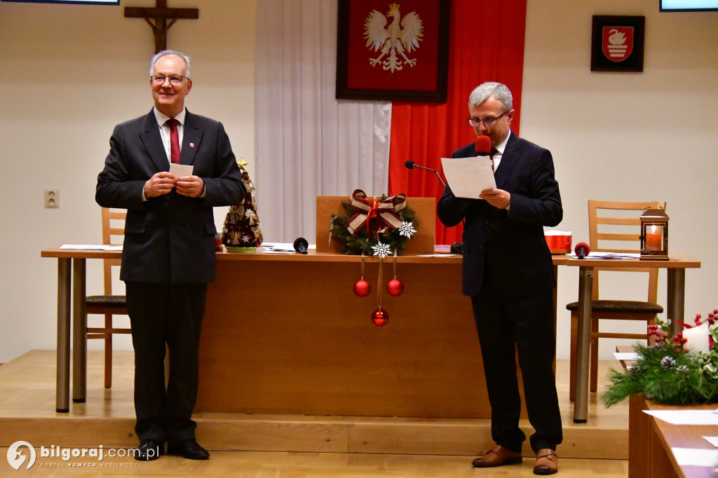 Burmistrz i przewodniczący Rady z opłatkiem