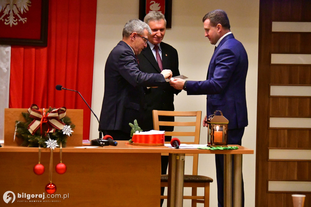 Burmistrz i przewodniczący Rady z opłatkiem