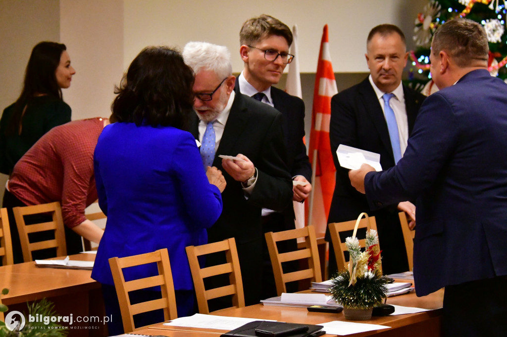 Burmistrz i przewodniczący Rady z opłatkiem
