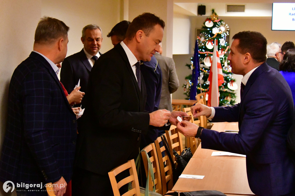 Burmistrz i przewodniczący Rady z opłatkiem
