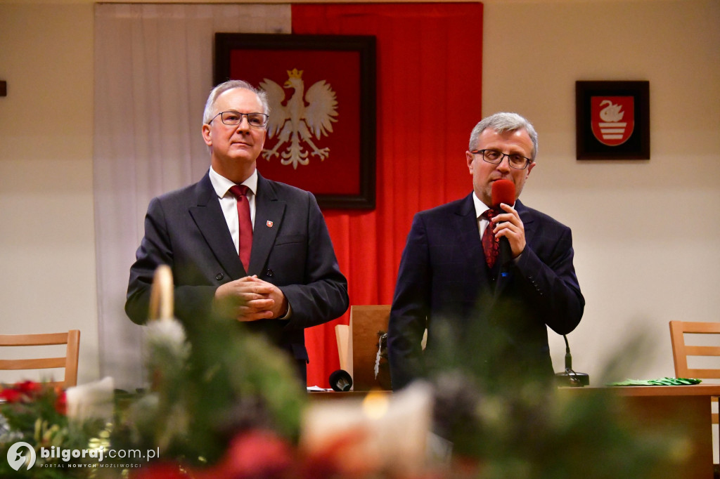 Burmistrz i przewodniczący Rady z opłatkiem