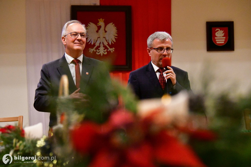 Burmistrz i przewodniczący Rady z opłatkiem