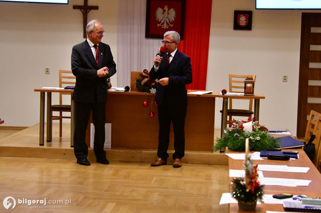 Burmistrz i przewodniczący Rady z opłatkiem
