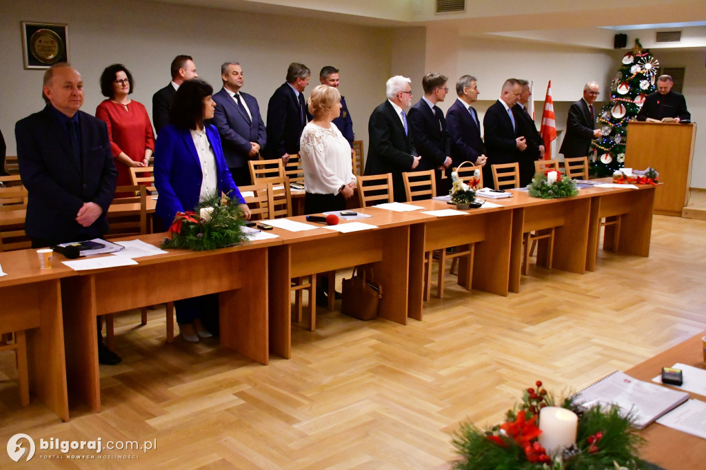 Burmistrz i przewodniczący Rady z opłatkiem