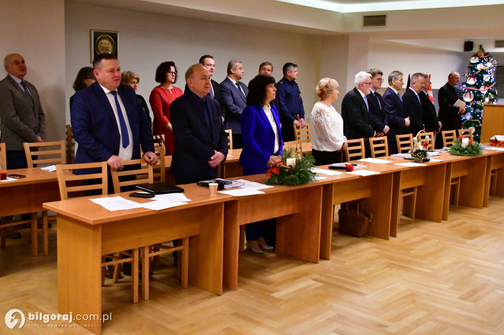 Burmistrz i przewodniczący Rady z opłatkiem