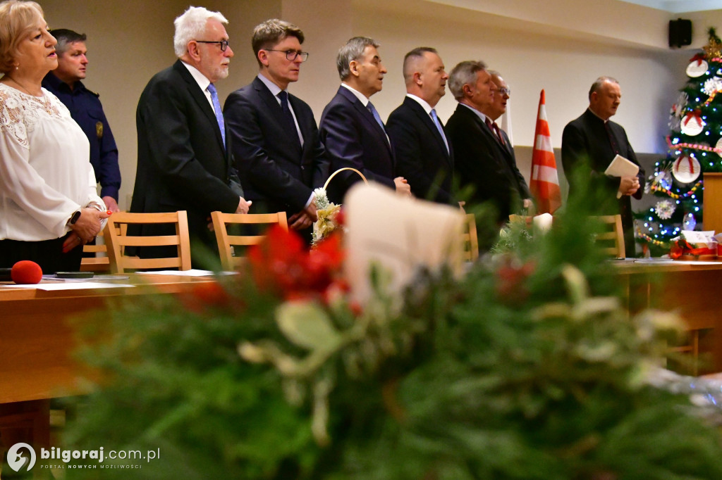 Burmistrz i przewodniczący Rady z opłatkiem