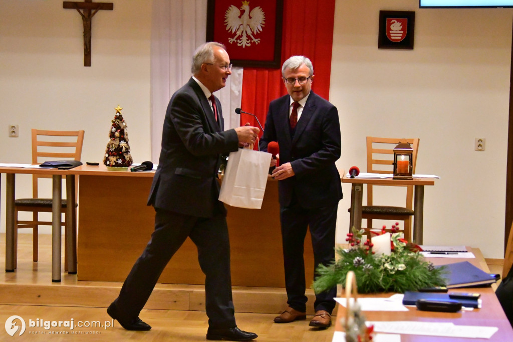 Burmistrz i przewodniczący Rady z opłatkiem