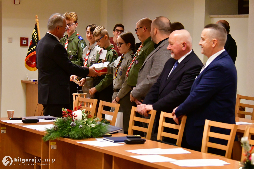 Burmistrz i przewodniczący Rady z opłatkiem