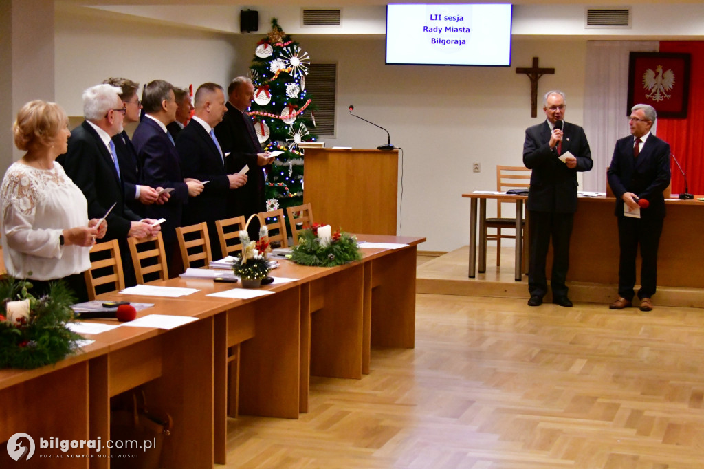 Burmistrz i przewodniczący Rady z opłatkiem