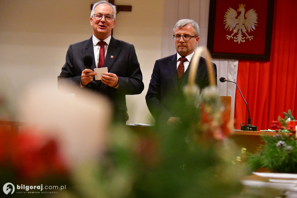 Burmistrz i przewodniczący Rady z opłatkiem