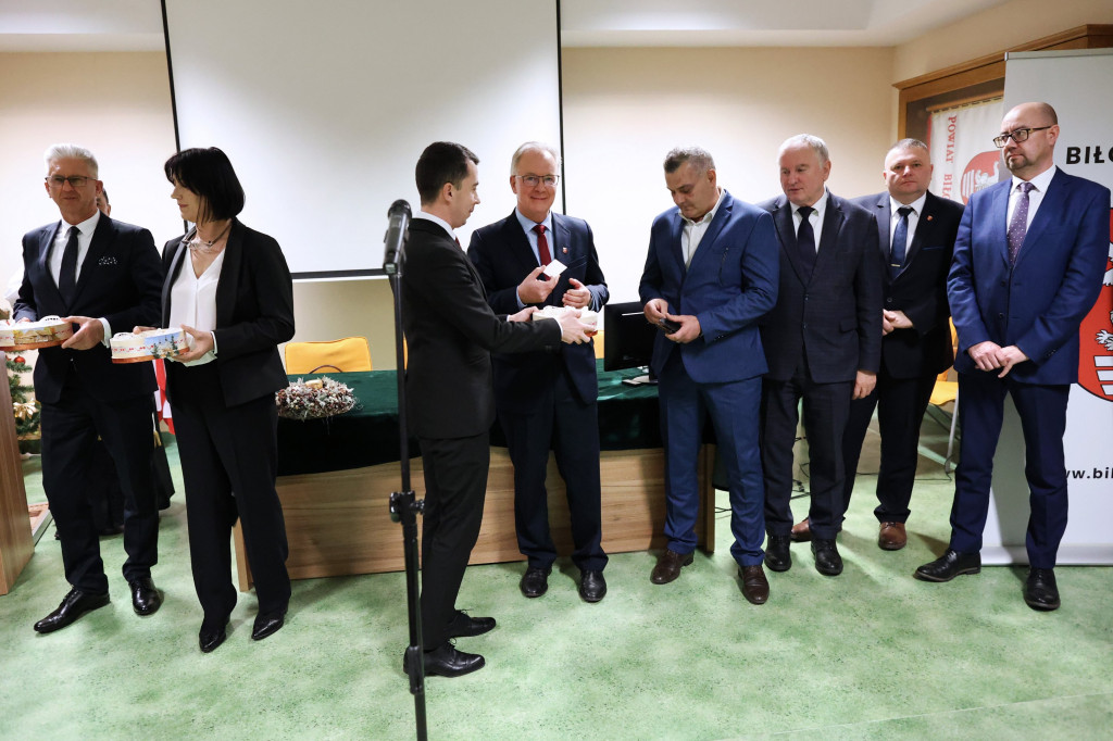 Starosta w uścisku z burmistrzem Biłgoraja. Obecni także wójtowie i radni powiatowi...