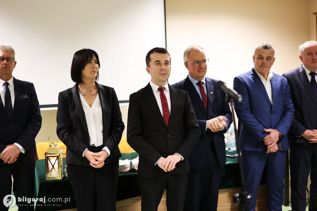 Starosta w uścisku z burmistrzem Biłgoraja. Obecni także wójtowie i radni powiatowi...