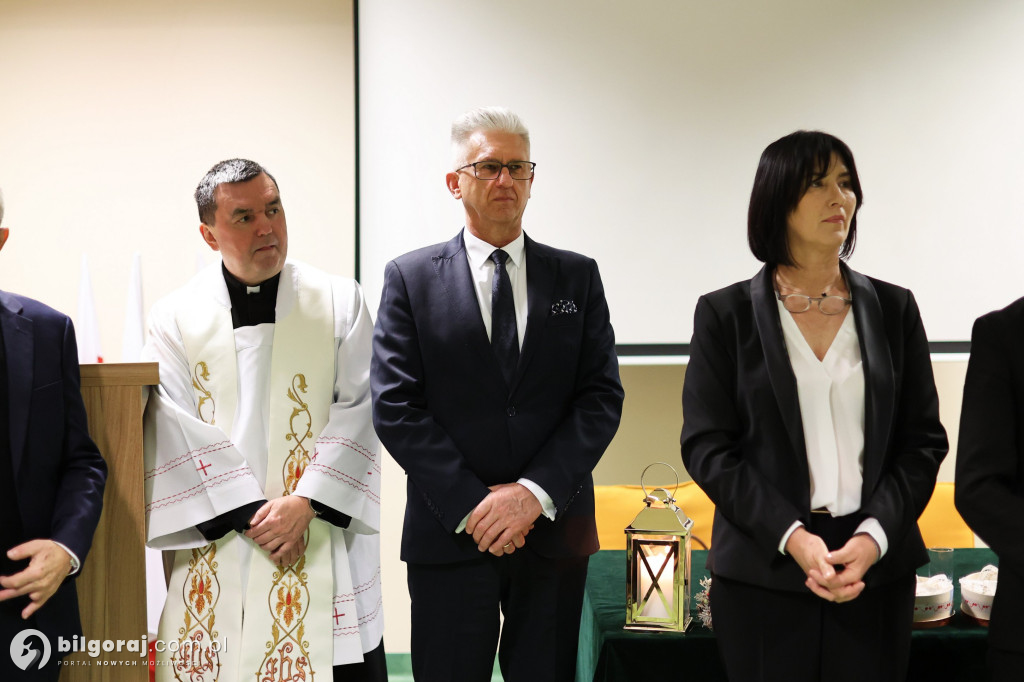Starosta w uścisku z burmistrzem Biłgoraja. Obecni także wójtowie i radni powiatowi...