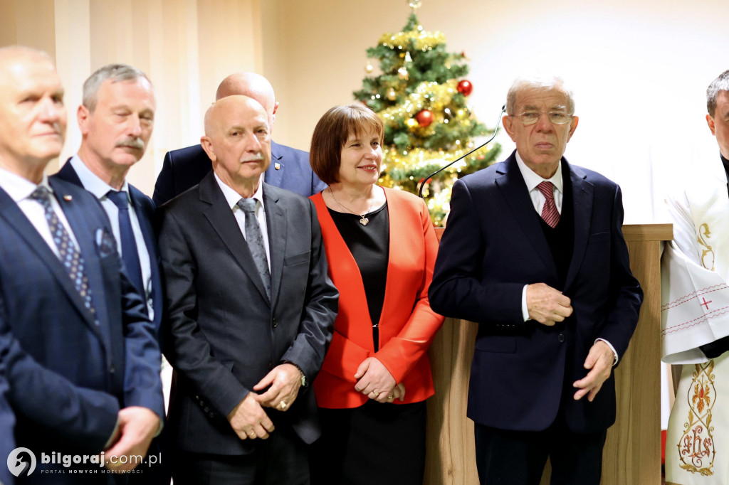 Starosta w uścisku z burmistrzem Biłgoraja. Obecni także wójtowie i radni powiatowi...