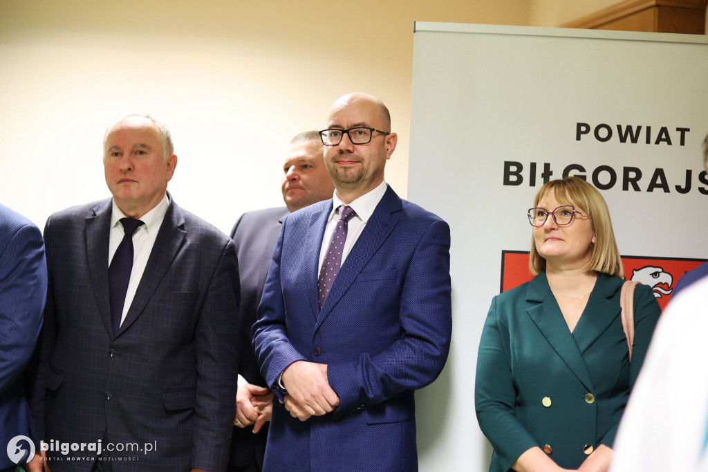 Starosta w uścisku z burmistrzem Biłgoraja. Obecni także wójtowie i radni powiatowi...