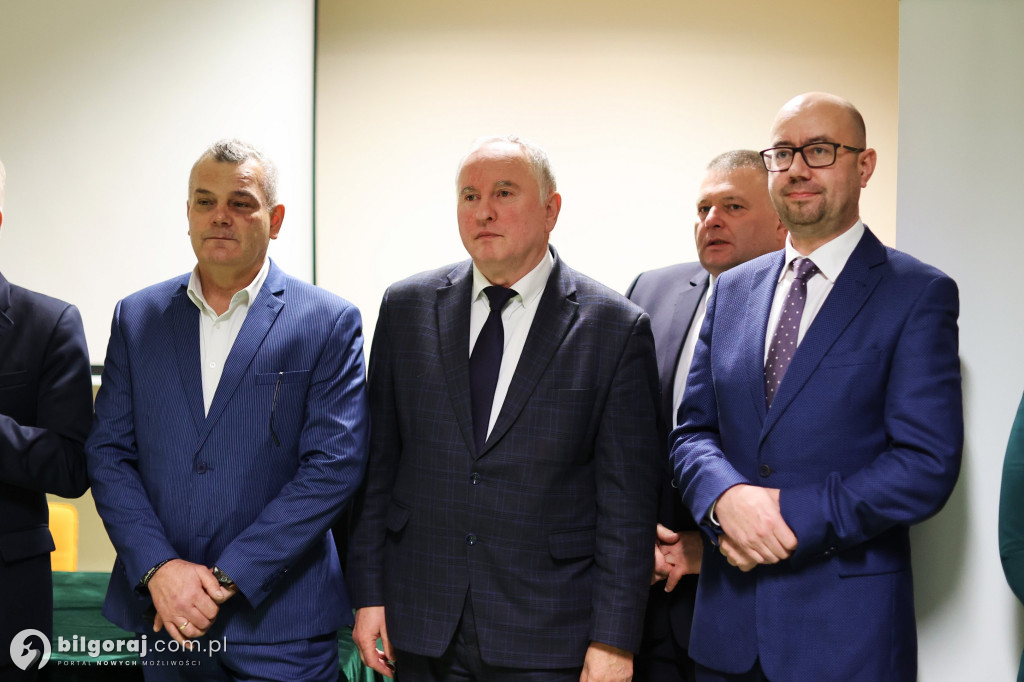 Starosta w uścisku z burmistrzem Biłgoraja. Obecni także wójtowie i radni powiatowi...
