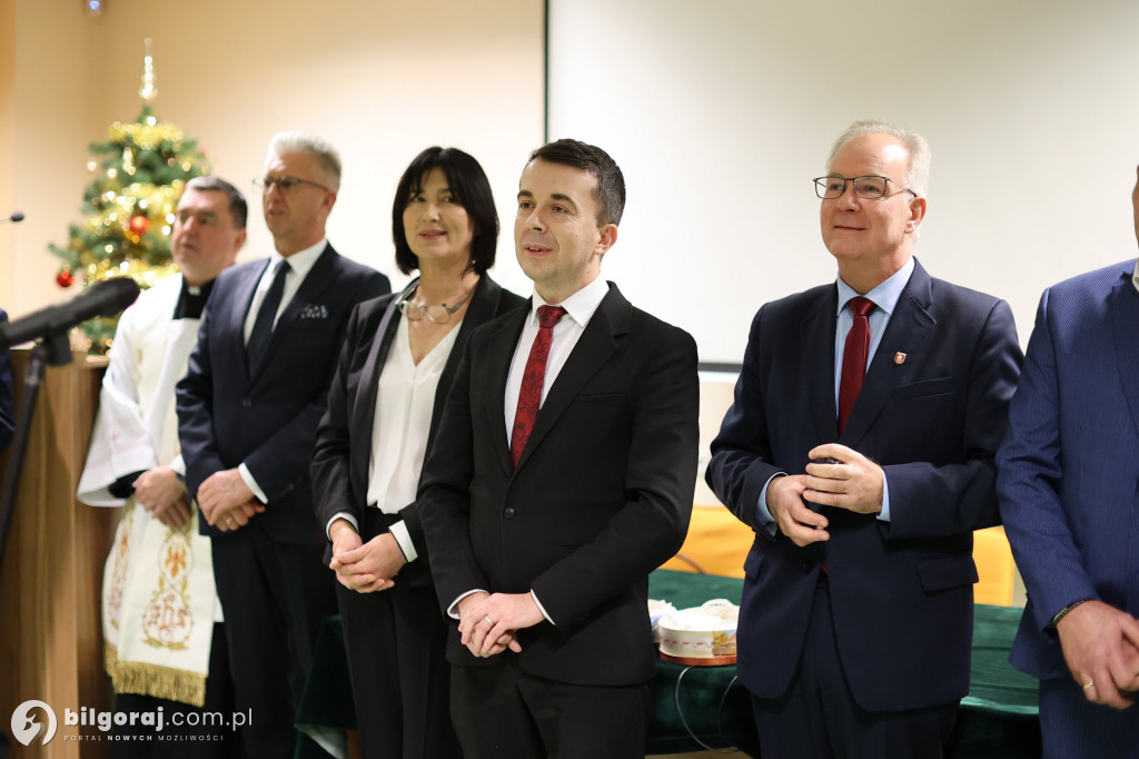 Starosta w uścisku z burmistrzem Biłgoraja. Obecni także wójtowie i radni powiatowi...
