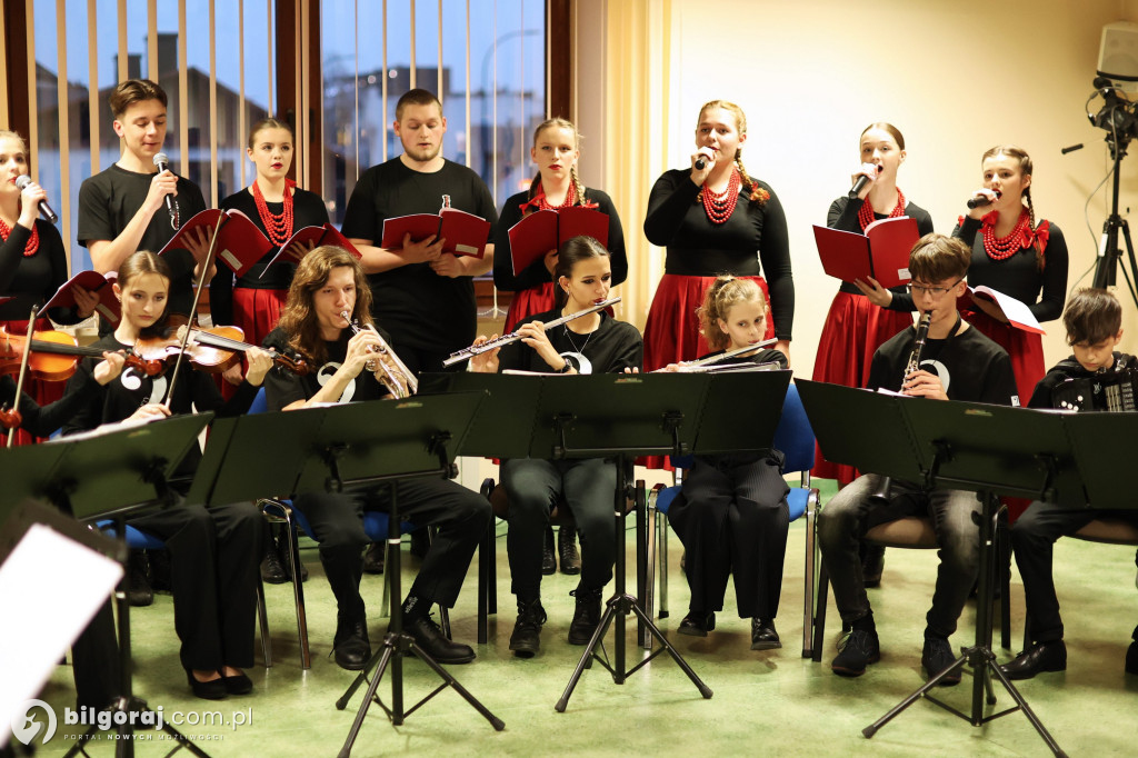 Starosta w uścisku z burmistrzem Biłgoraja. Obecni także wójtowie i radni powiatowi...