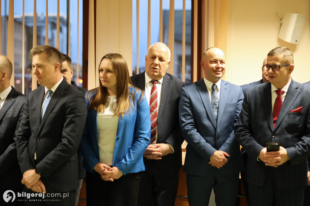 Starosta w uścisku z burmistrzem Biłgoraja. Obecni także wójtowie i radni powiatowi...