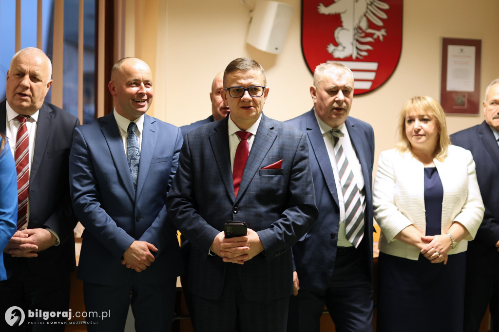 Starosta w uścisku z burmistrzem Biłgoraja. Obecni także wójtowie i radni powiatowi...
