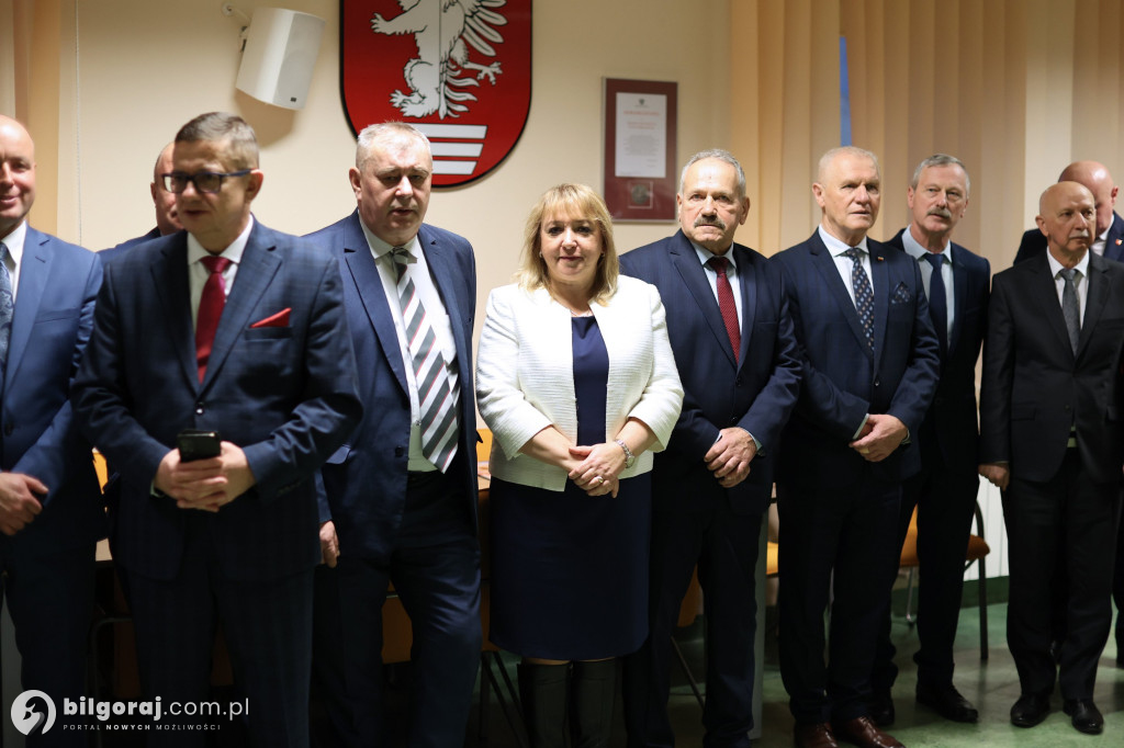 Starosta w uścisku z burmistrzem Biłgoraja. Obecni także wójtowie i radni powiatowi...