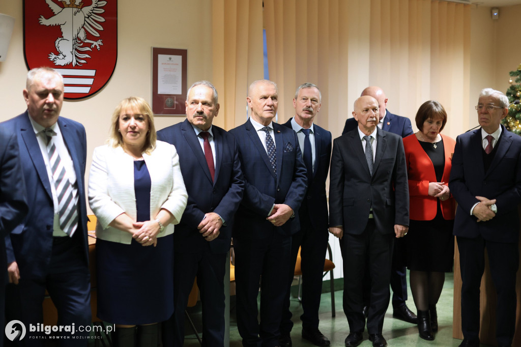 Starosta w uścisku z burmistrzem Biłgoraja. Obecni także wójtowie i radni powiatowi...