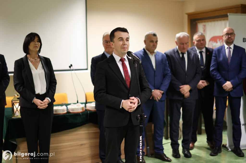 Starosta w uścisku z burmistrzem Biłgoraja. Obecni także wójtowie i radni powiatowi...