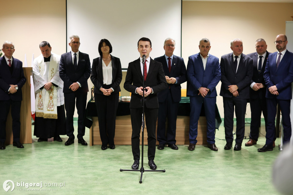 Starosta w uścisku z burmistrzem Biłgoraja. Obecni także wójtowie i radni powiatowi...