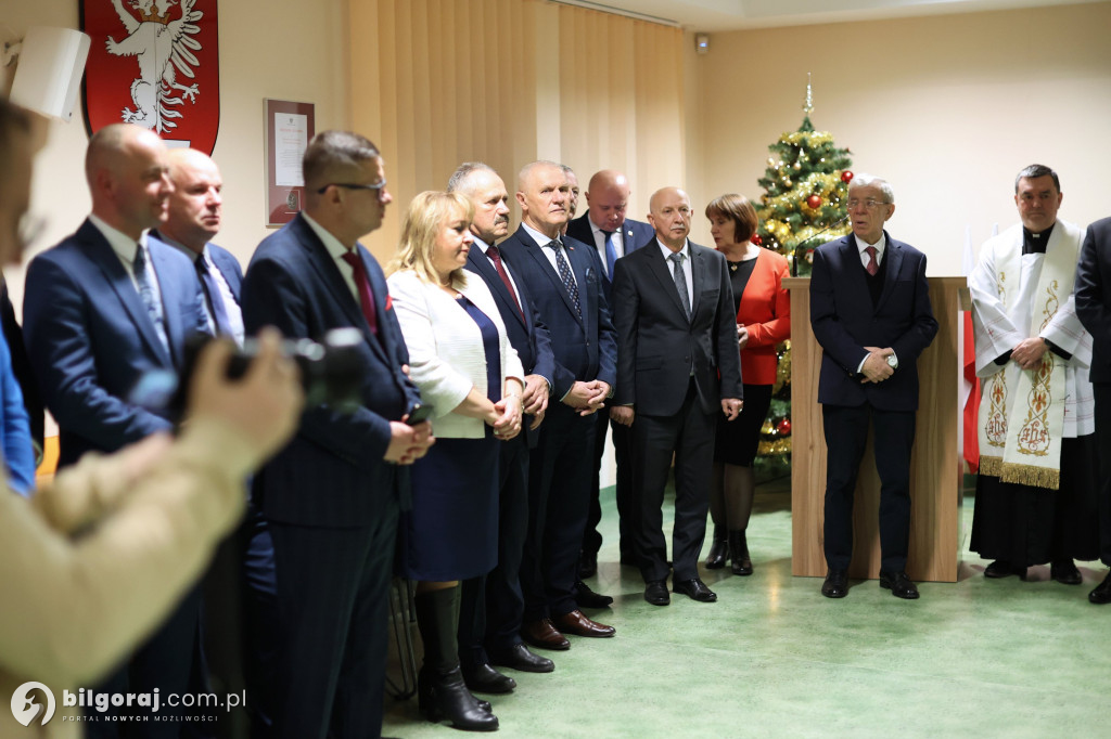 Starosta w uścisku z burmistrzem Biłgoraja. Obecni także wójtowie i radni powiatowi...