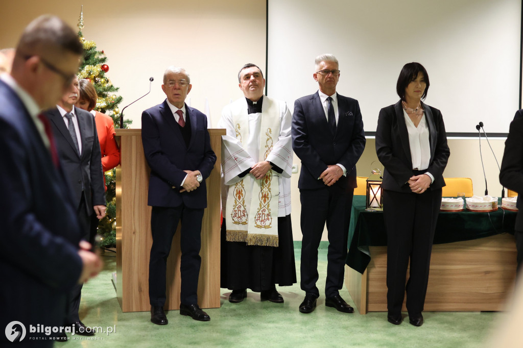 Starosta w uścisku z burmistrzem Biłgoraja. Obecni także wójtowie i radni powiatowi...