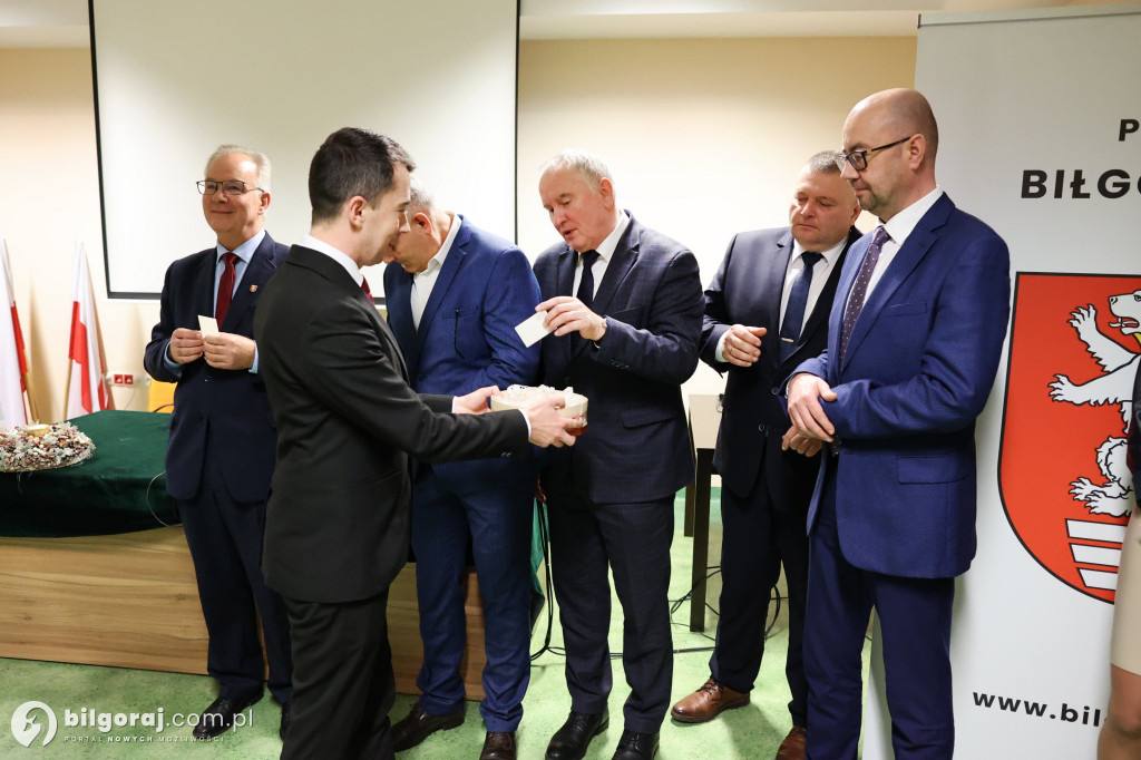 Starosta w uścisku z burmistrzem Biłgoraja. Obecni także wójtowie i radni powiatowi...