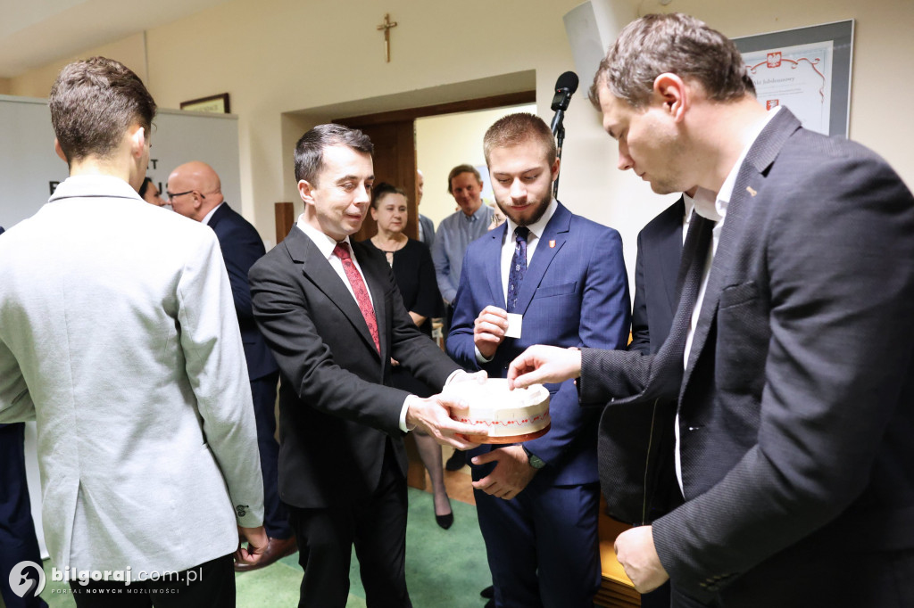 Starosta w uścisku z burmistrzem Biłgoraja. Obecni także wójtowie i radni powiatowi...