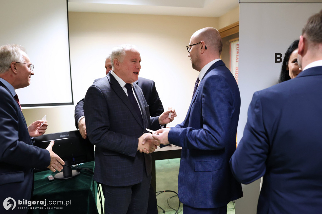 Starosta w uścisku z burmistrzem Biłgoraja. Obecni także wójtowie i radni powiatowi...