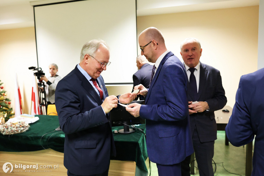Starosta w uścisku z burmistrzem Biłgoraja. Obecni także wójtowie i radni powiatowi...