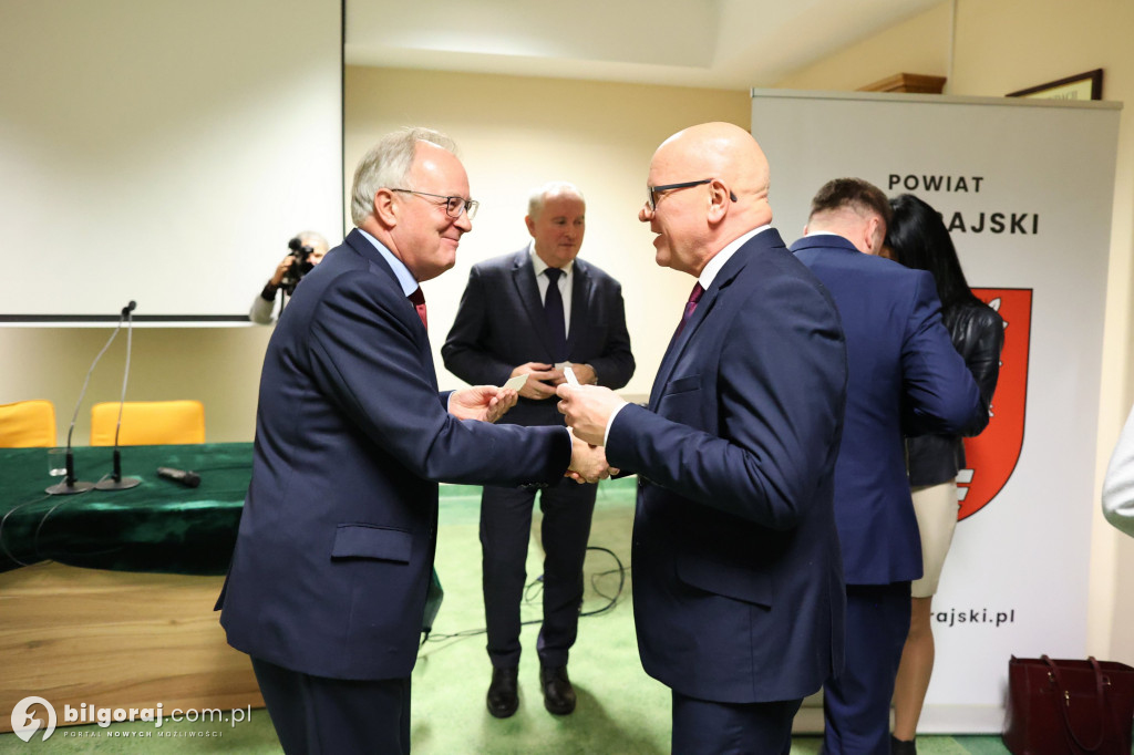Starosta w uścisku z burmistrzem Biłgoraja. Obecni także wójtowie i radni powiatowi...