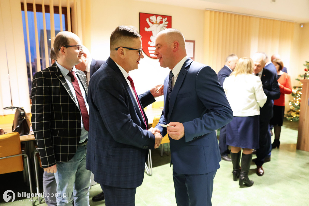 Starosta w uścisku z burmistrzem Biłgoraja. Obecni także wójtowie i radni powiatowi...