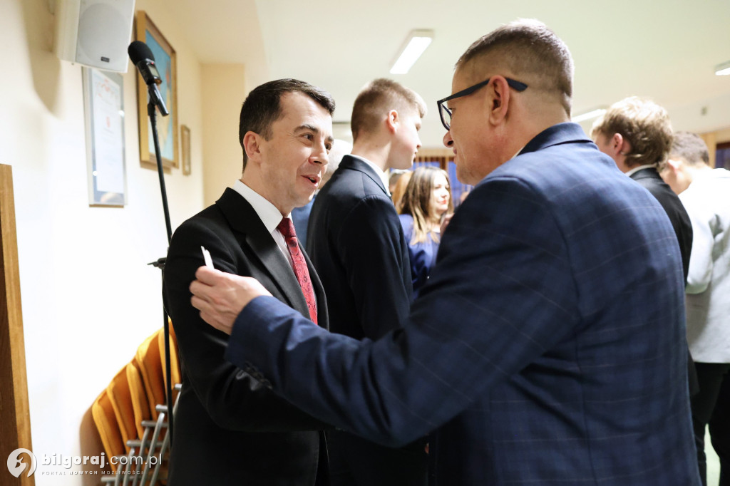 Starosta w uścisku z burmistrzem Biłgoraja. Obecni także wójtowie i radni powiatowi...