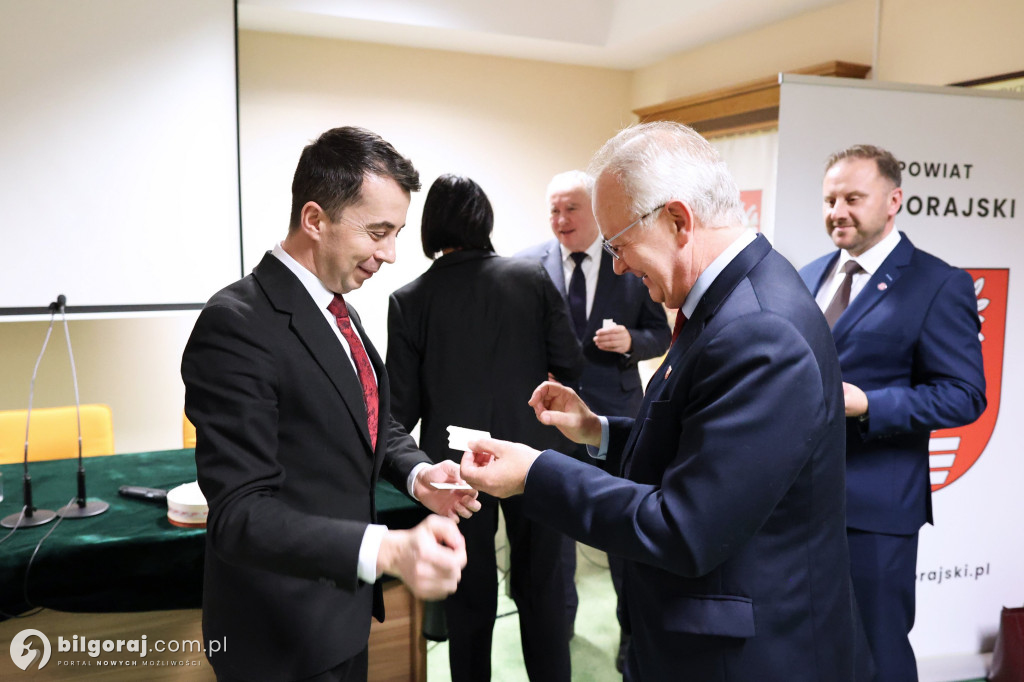 Starosta w uścisku z burmistrzem Biłgoraja. Obecni także wójtowie i radni powiatowi...
