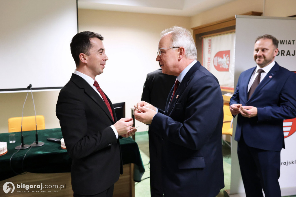 Starosta w uścisku z burmistrzem Biłgoraja. Obecni także wójtowie i radni powiatowi...